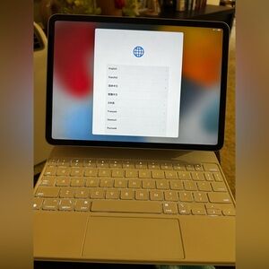 iPad Pro 11-inch 256GB WIFI- Silver with Magic Keyboard. Very gently used